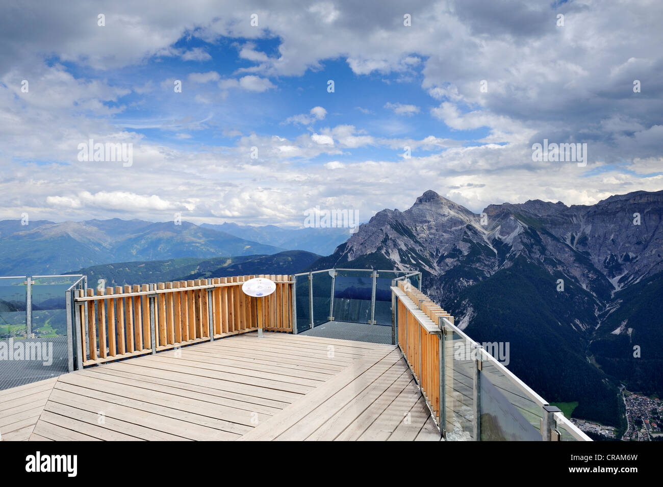 StubaiBlick Observation Deck, 2160 m, sul Kreuzjoch sentiero panoramico, Alpi dello Stubai in Tirolo, Austria, Europa Foto Stock