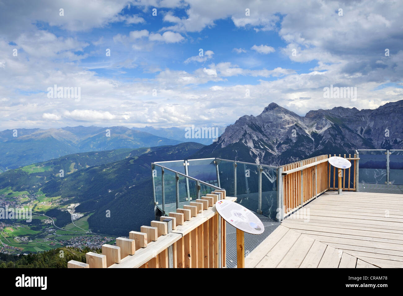 StubaiBlick Observation Deck, 2160 m, sul Kreuzjoch sentiero panoramico, Alpi dello Stubai in Tirolo, Austria, Europa Foto Stock