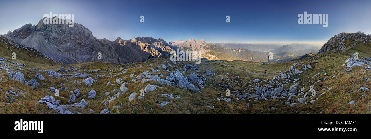 360° vista panoramica, gli escursionisti a piedi sul sentiero da Meilerhuette mountain lodge a Schachenhaus mountain lodge Foto Stock