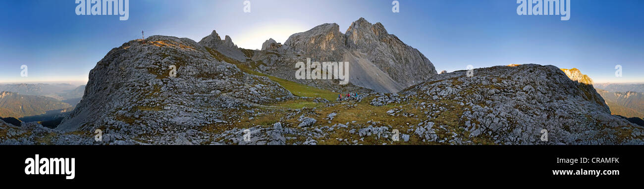 360° vista panoramica, gli escursionisti a piedi sul sentiero per Meilerhuette mountain lodge, Partenkirchener Dreitorspitze mountain range Foto Stock
