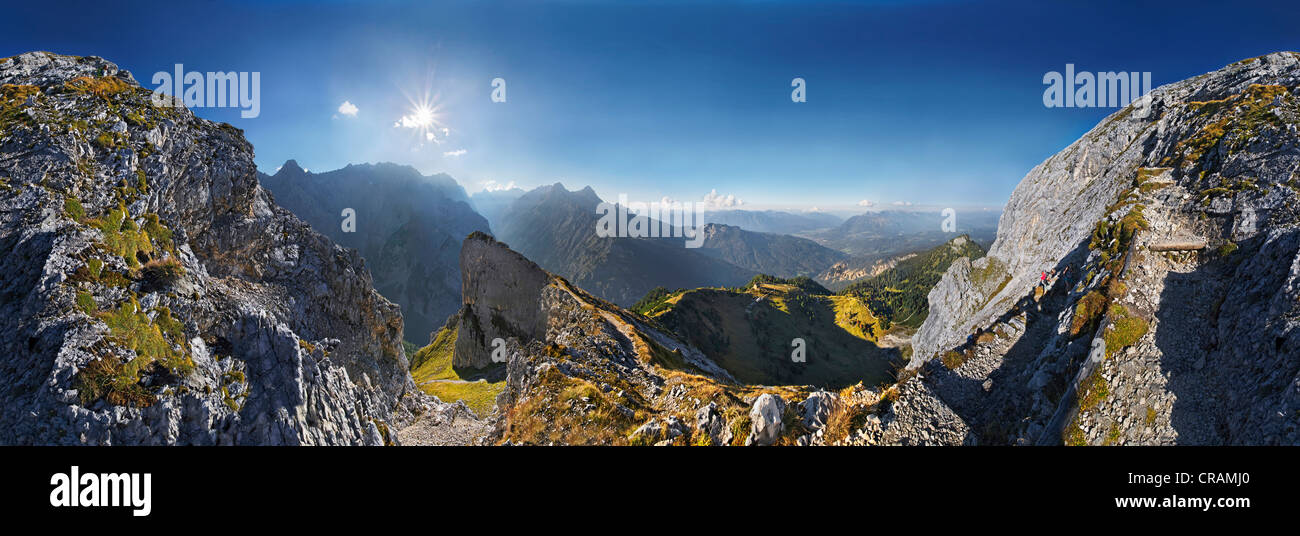 Vista panoramica a 360 °, come si vede dal sentiero per Meilerhuette mountain lodge, Garmisch-Partenkirchen, Wetterstein gamma di montagna Foto Stock
