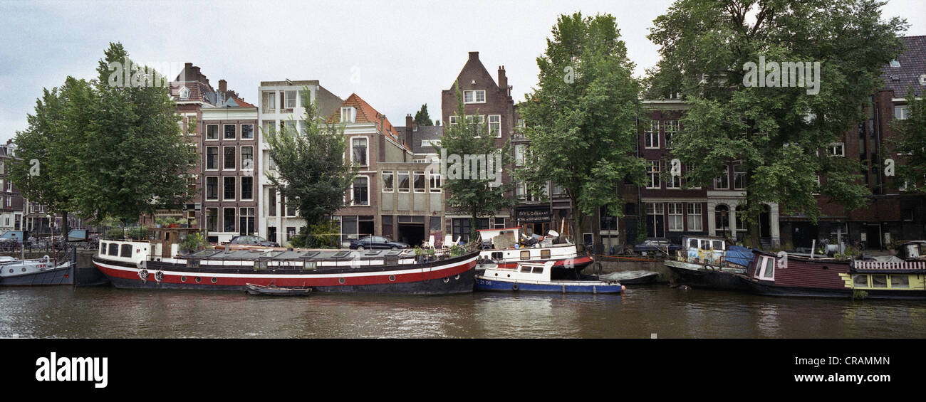 Barche ormeggiate in un canale di Amsterdam Foto Stock