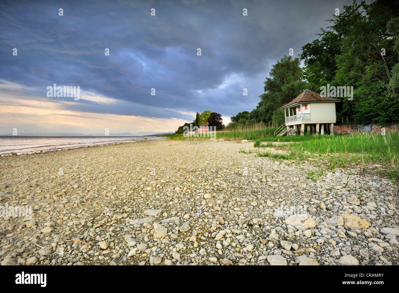 Riva di ghiaia sul lago in acque basse con cabina balneare, Guettingen, Canton Turgovia, Svizzera, Europa Foto Stock