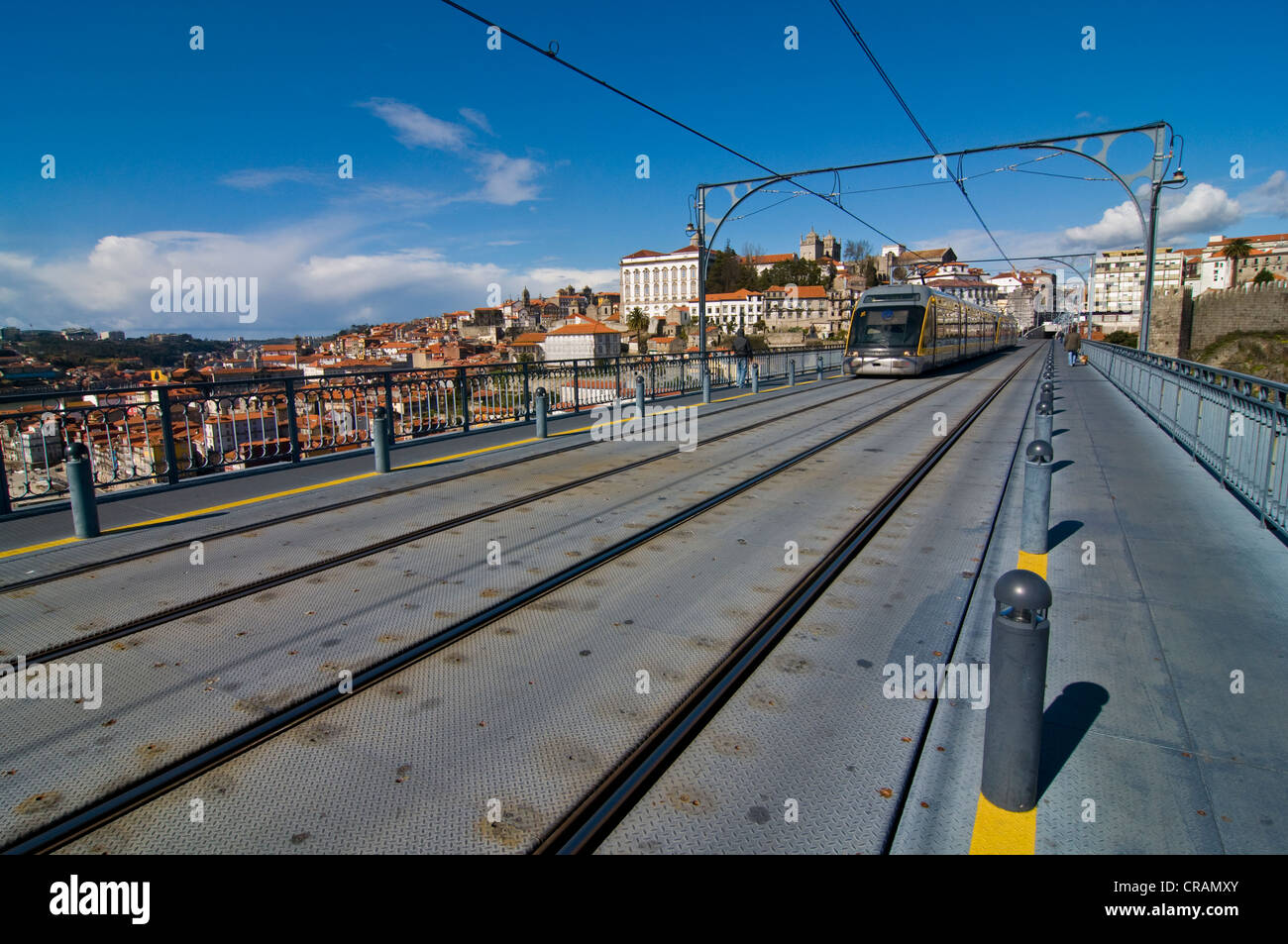 I binari del tram a Porto, Portogallo, Europa Foto Stock