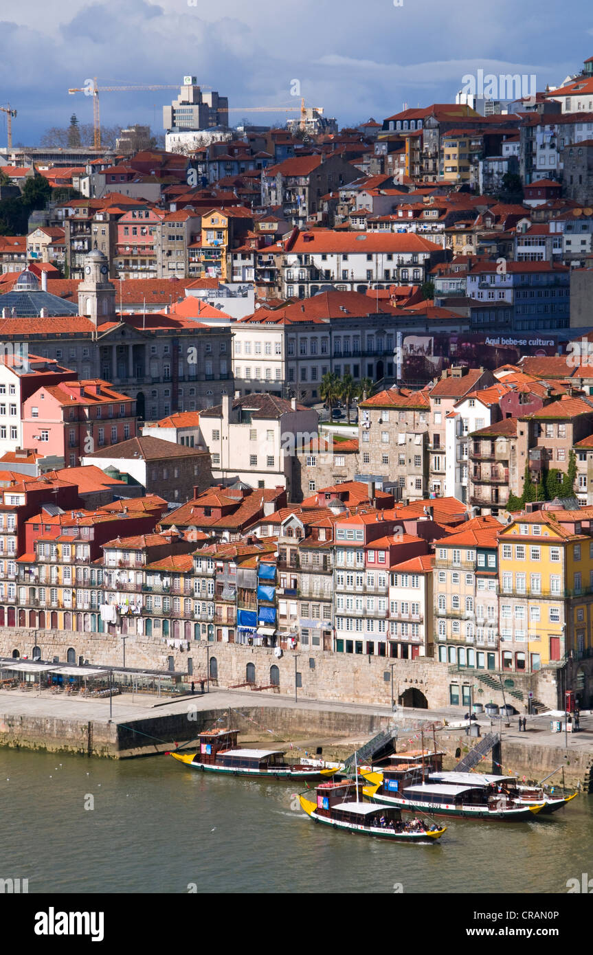Vista città con il Rio fiume Douro, Porto, Portogallo, Europa Foto Stock
