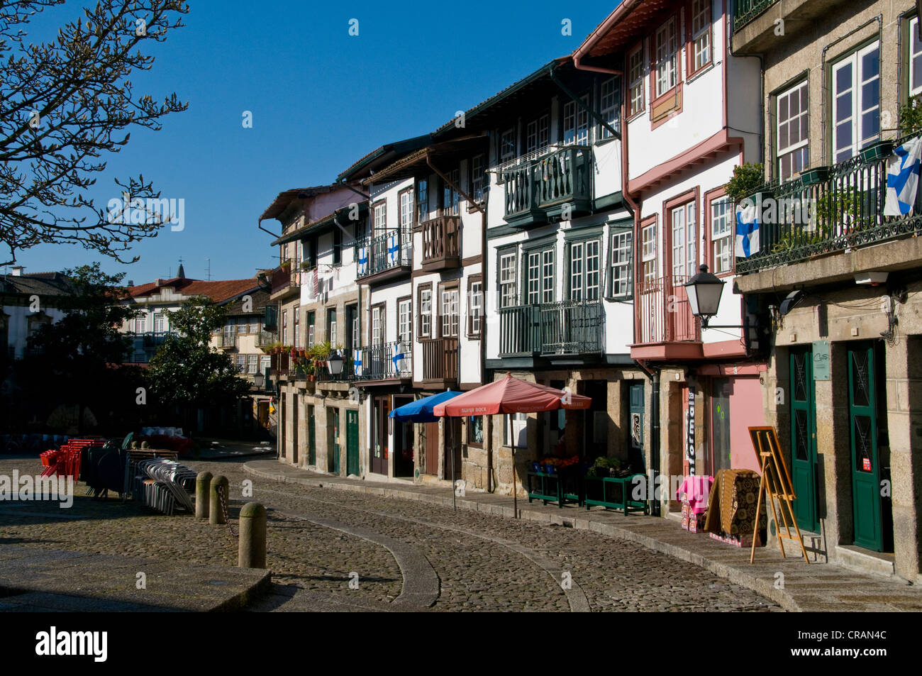 Fila di case con un paio di piccoli negozi, quartiere storico, Guimaraes, Portogallo, Europa Foto Stock