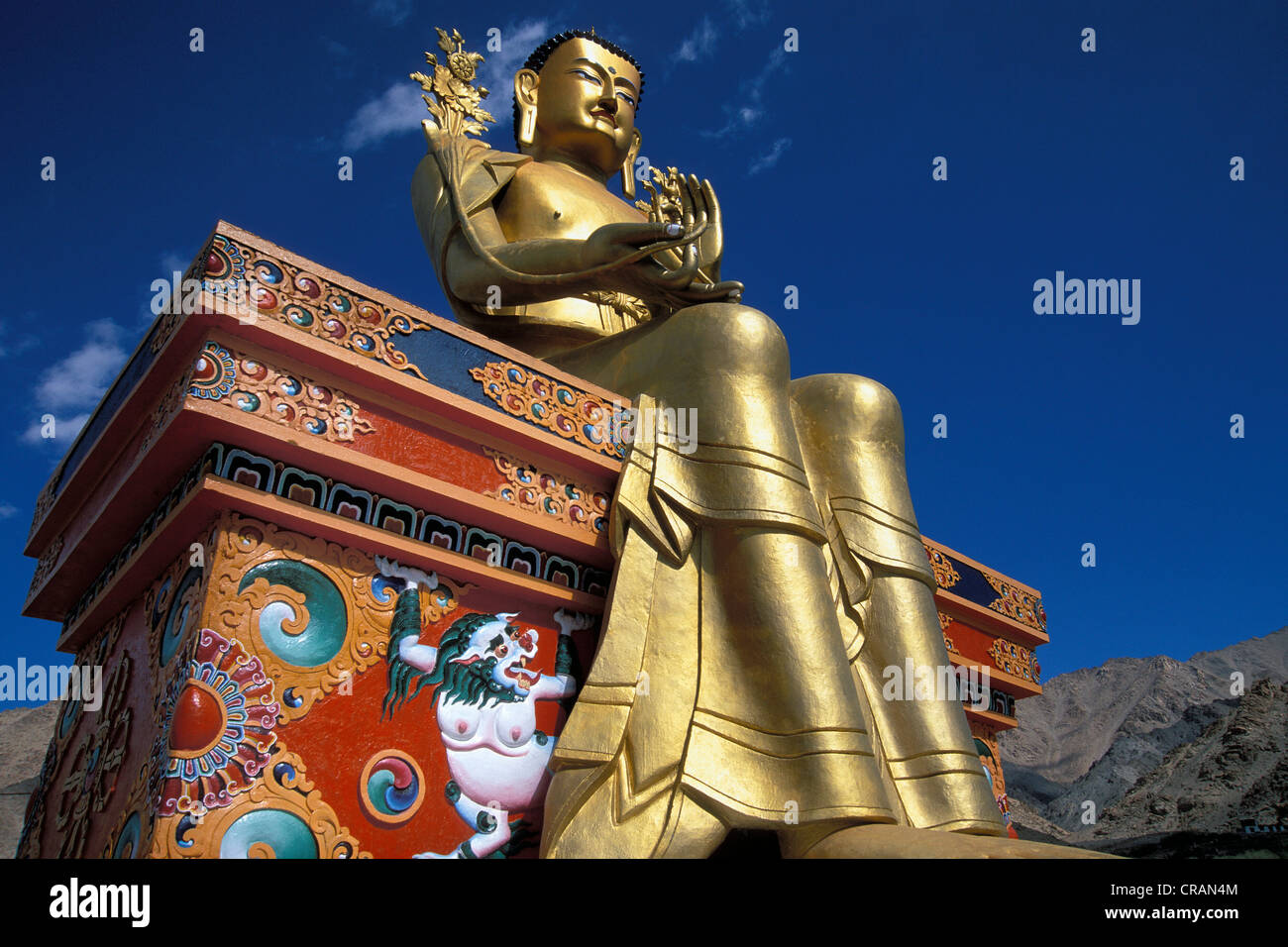 Grande statua del Buddha rivestita in oro presso il monastero di Likir, Ladakh, Jammu e Kashmir India del nord, India, Asia Foto Stock