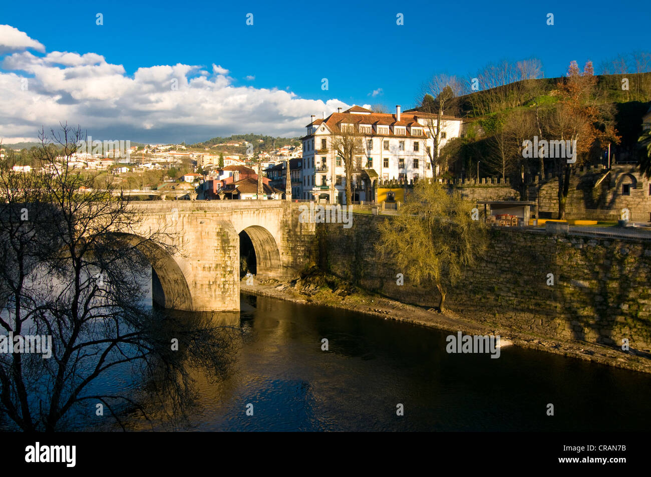 Ponte del Rio fiume Tamega che conduce alla chiesa del monastero, Amarante, Portogallo, Europa Foto Stock