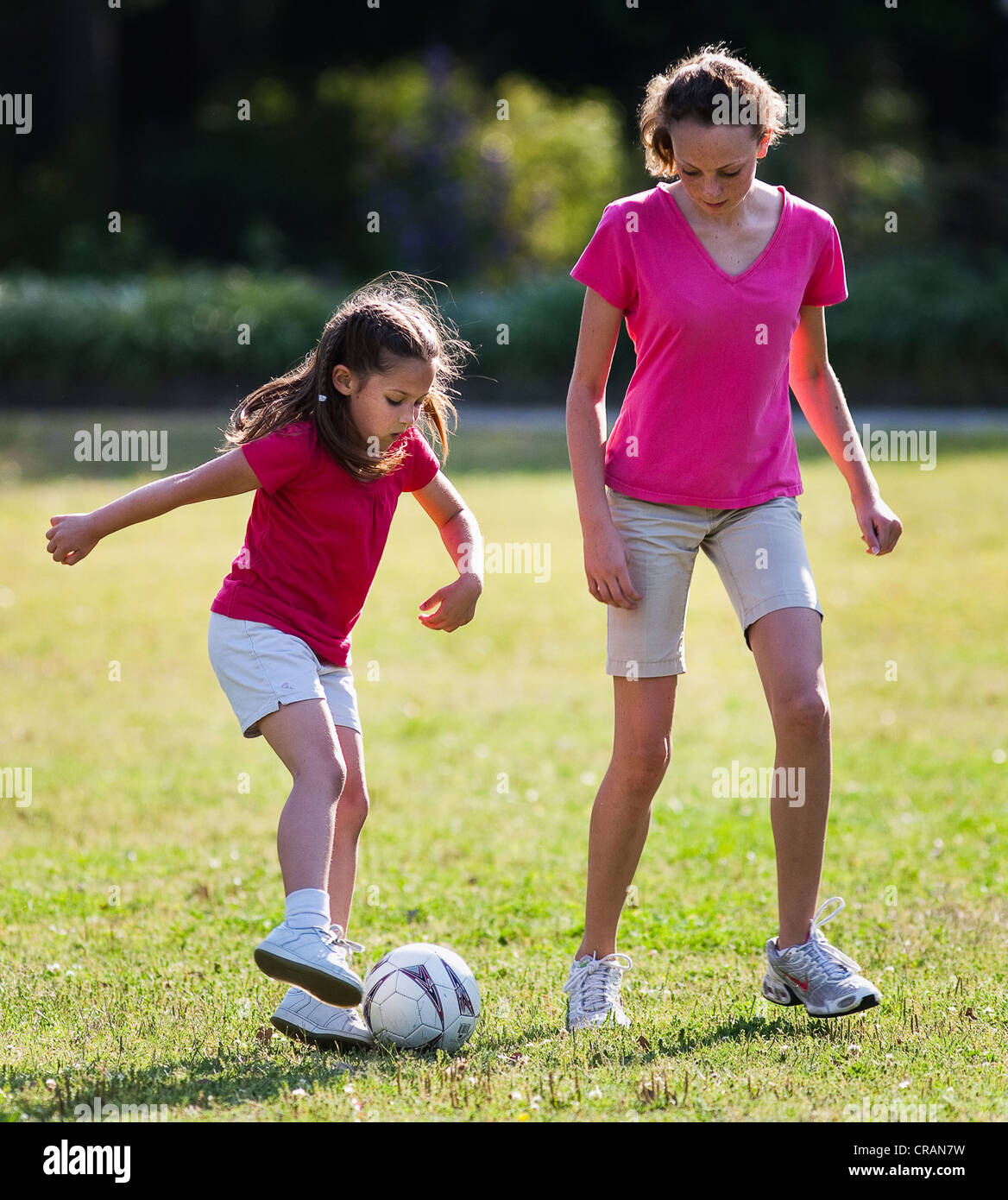 I bambini giocano a calcio al parco. Foto Stock