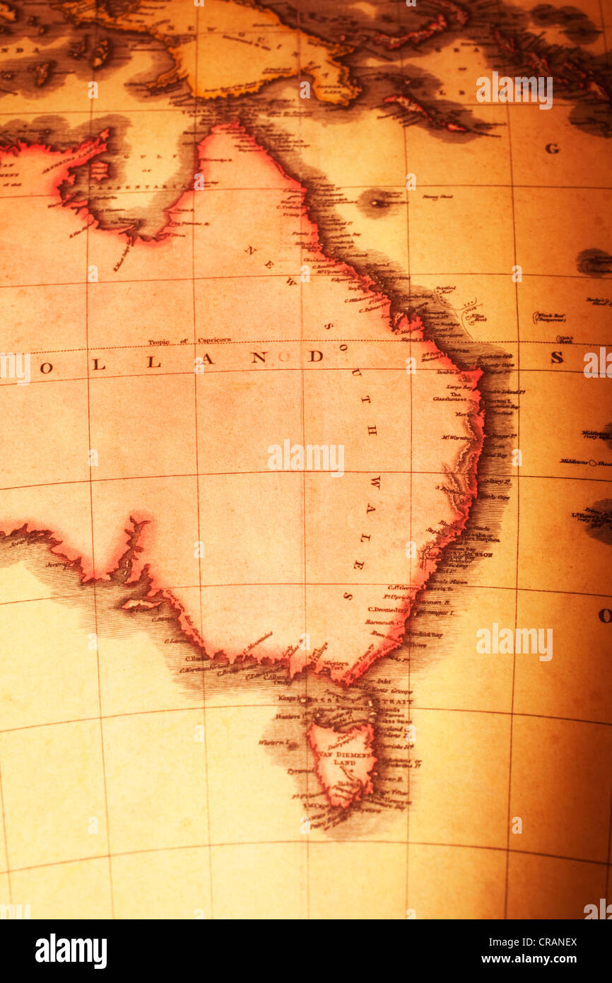 Mappa vecchia dal 1818 mostra Australia orientale e Tasmania, con lo Stretto di Torres e Papua Nuova Guinea. Focus sul Nuovo Galles del Sud Foto Stock