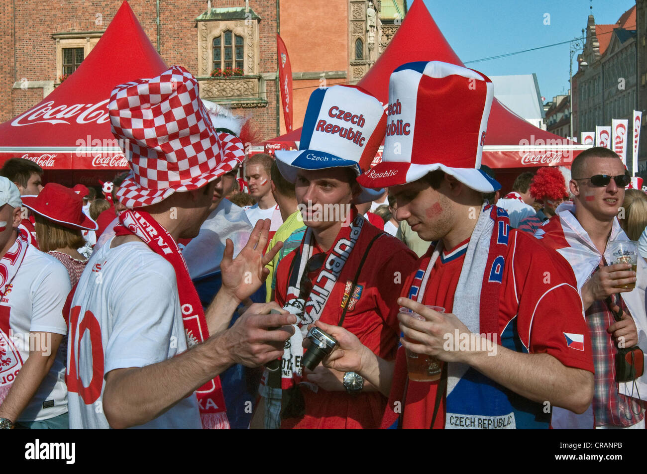 Ceco e polacco soccer fans durante EURO 2012 Campionato di calcio, Fan Zone a Rynek (Piazza del Mercato) a Wrocław, Polonia Foto Stock