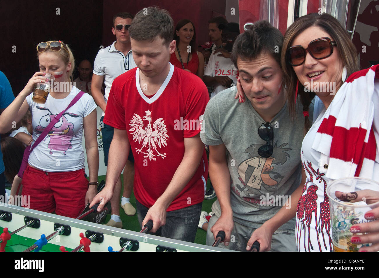 Gli appassionati di calcio tavolo da gioco calcio prima di guardare la partita durante EURO 2012 Campionato di calcio alla zona della ventola a Wrocław, Polonia Foto Stock