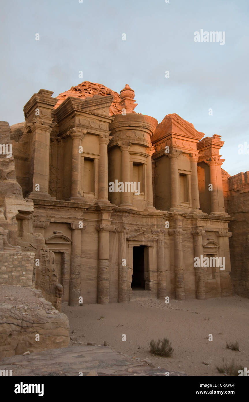 Antica tomba scavata nella roccia, ed Deir, annuncio Deir, Petra, Giordania, Medio Oriente e Asia Foto Stock