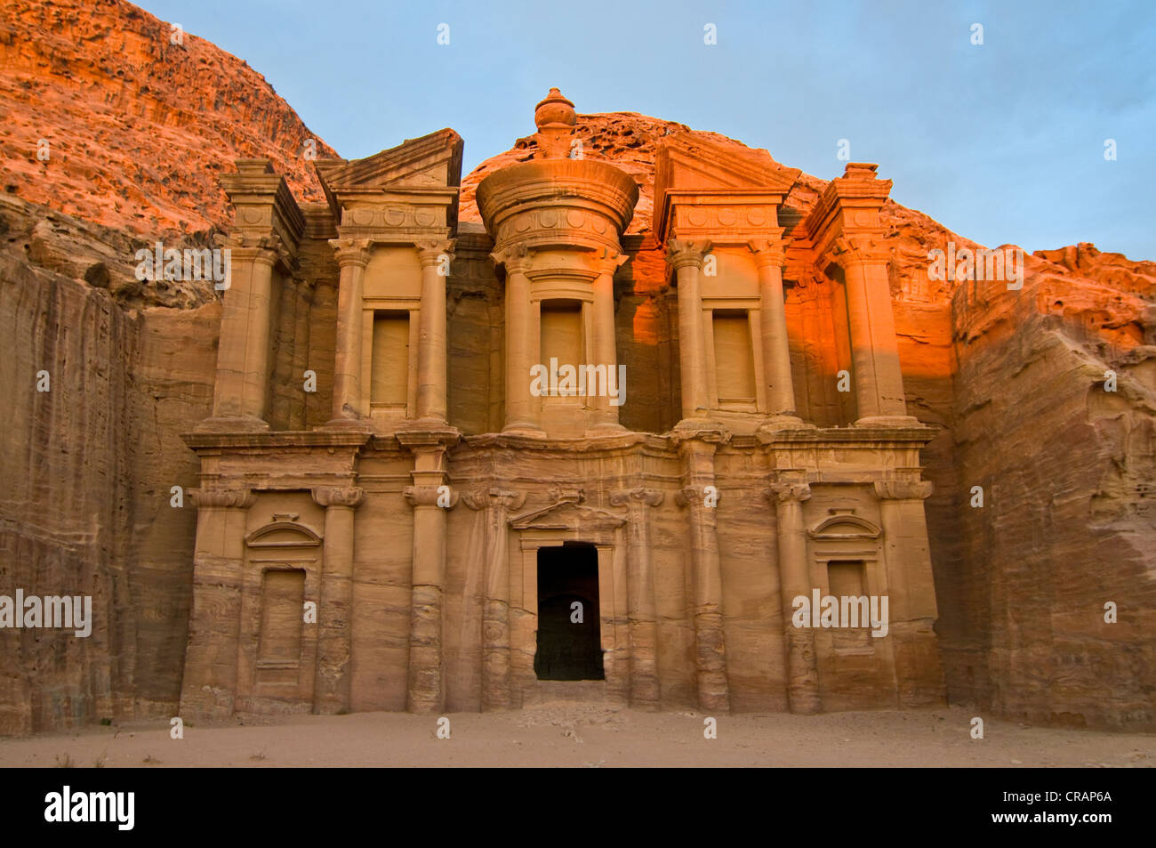 Antica tomba scavata nella roccia, ed Deir, annuncio Deir, Petra, Giordania, Medio Oriente e Asia Foto Stock