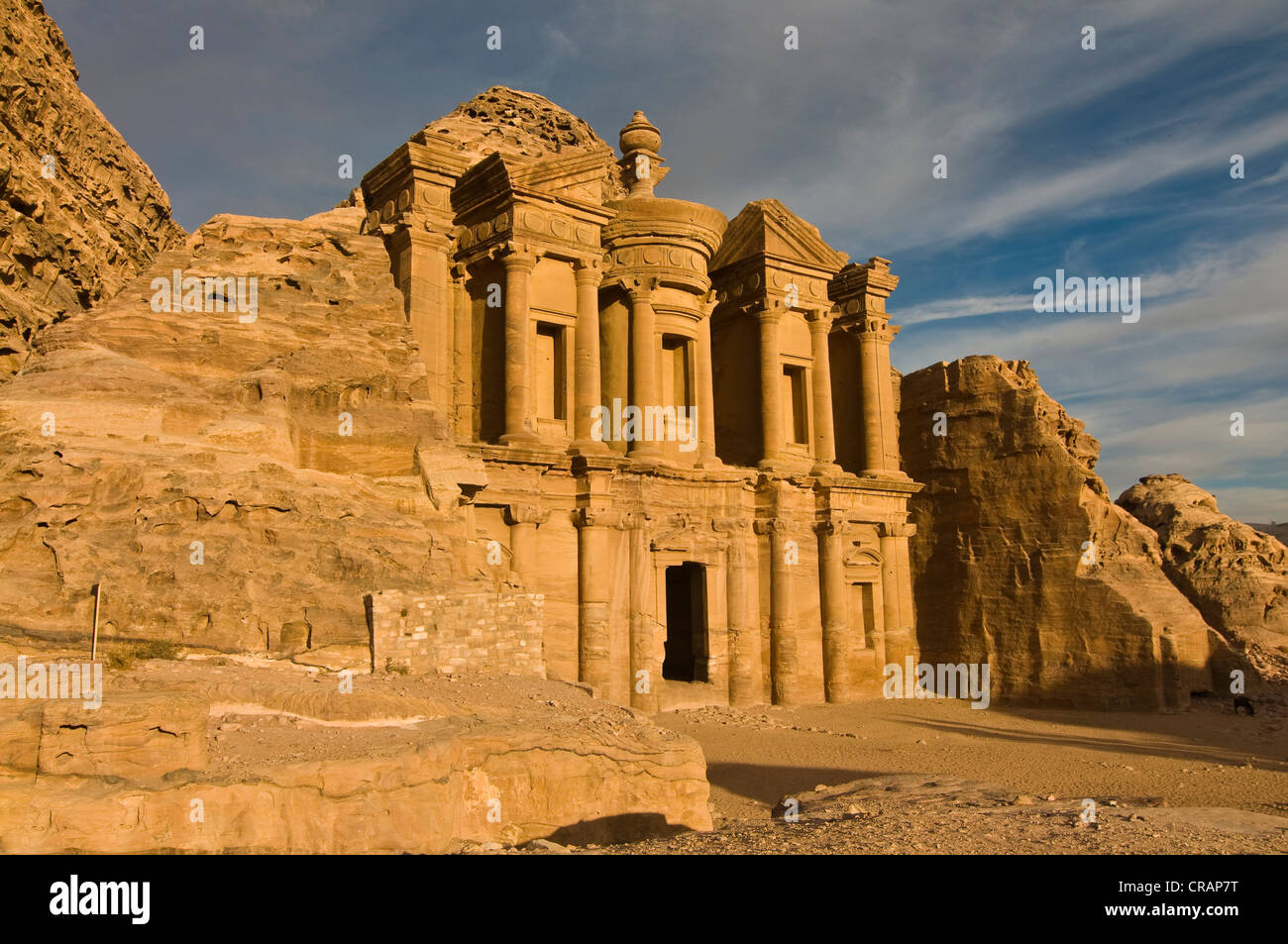 Antica tomba scavata nella roccia, ed Deir, annuncio Deir, Petra, Giordania, Medio Oriente e Asia Foto Stock