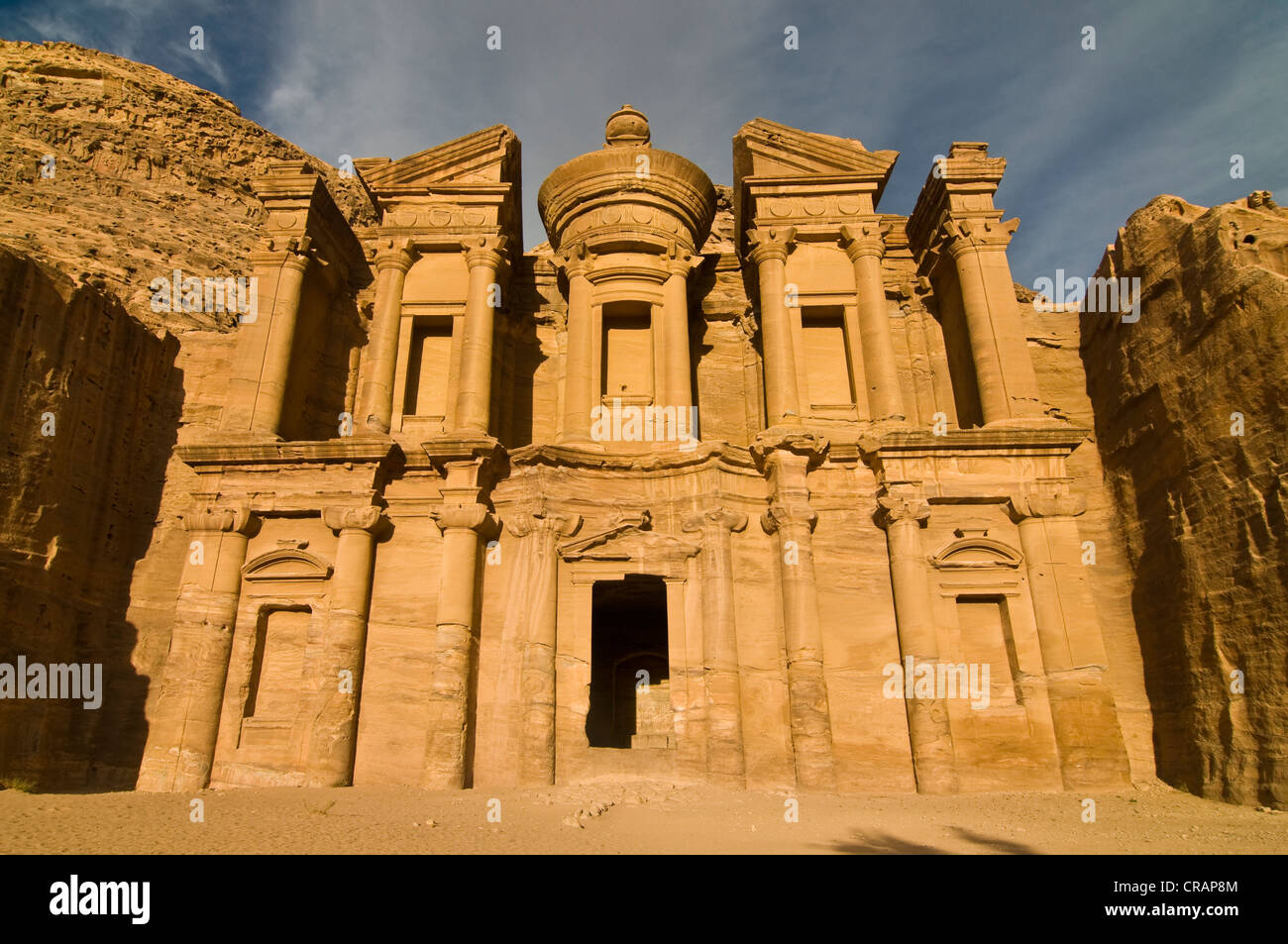 Antica tomba scavata nella roccia, ed Deir, annuncio Deir, Petra, Giordania, Medio Oriente e Asia Foto Stock