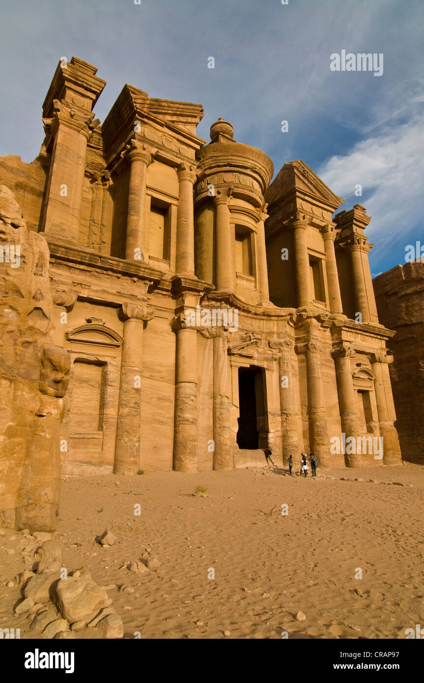 Antica tomba scavata nella roccia, ed Deir, annuncio Deir, Petra, Giordania, Medio Oriente e Asia Foto Stock