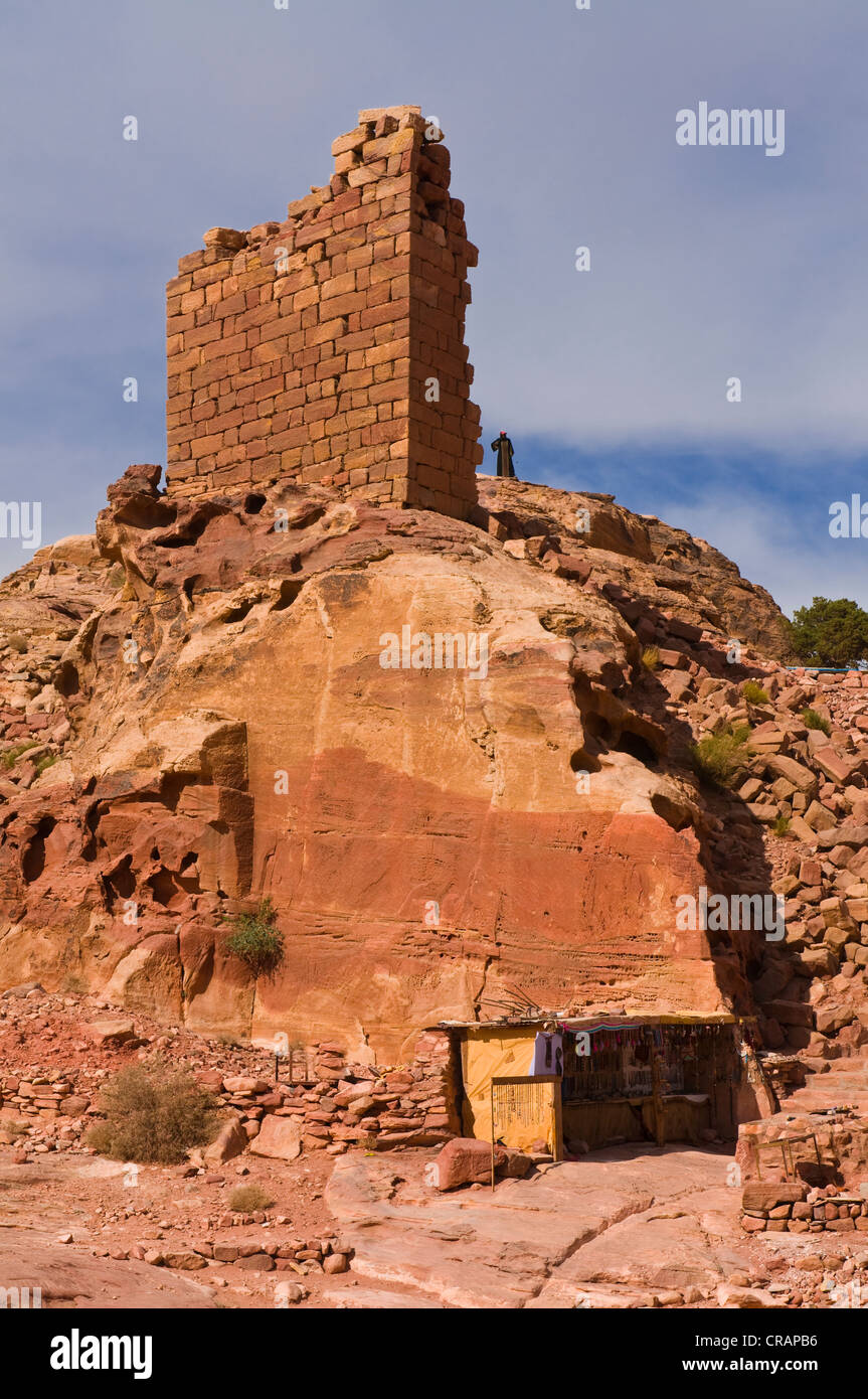Obelisco in mezzo alla vegetazione rocciosa di Petra, Giordania, Medio Oriente e Asia Foto Stock