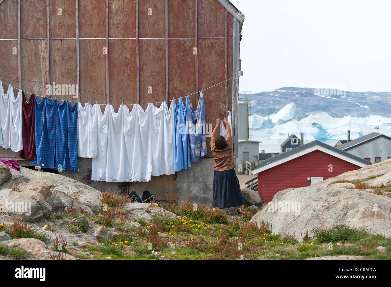 Donna panni appesi, Inuit insediamento di Tiniteqilaaq, Sermilik Fjord, est della Groenlandia, Groenlandia Foto Stock