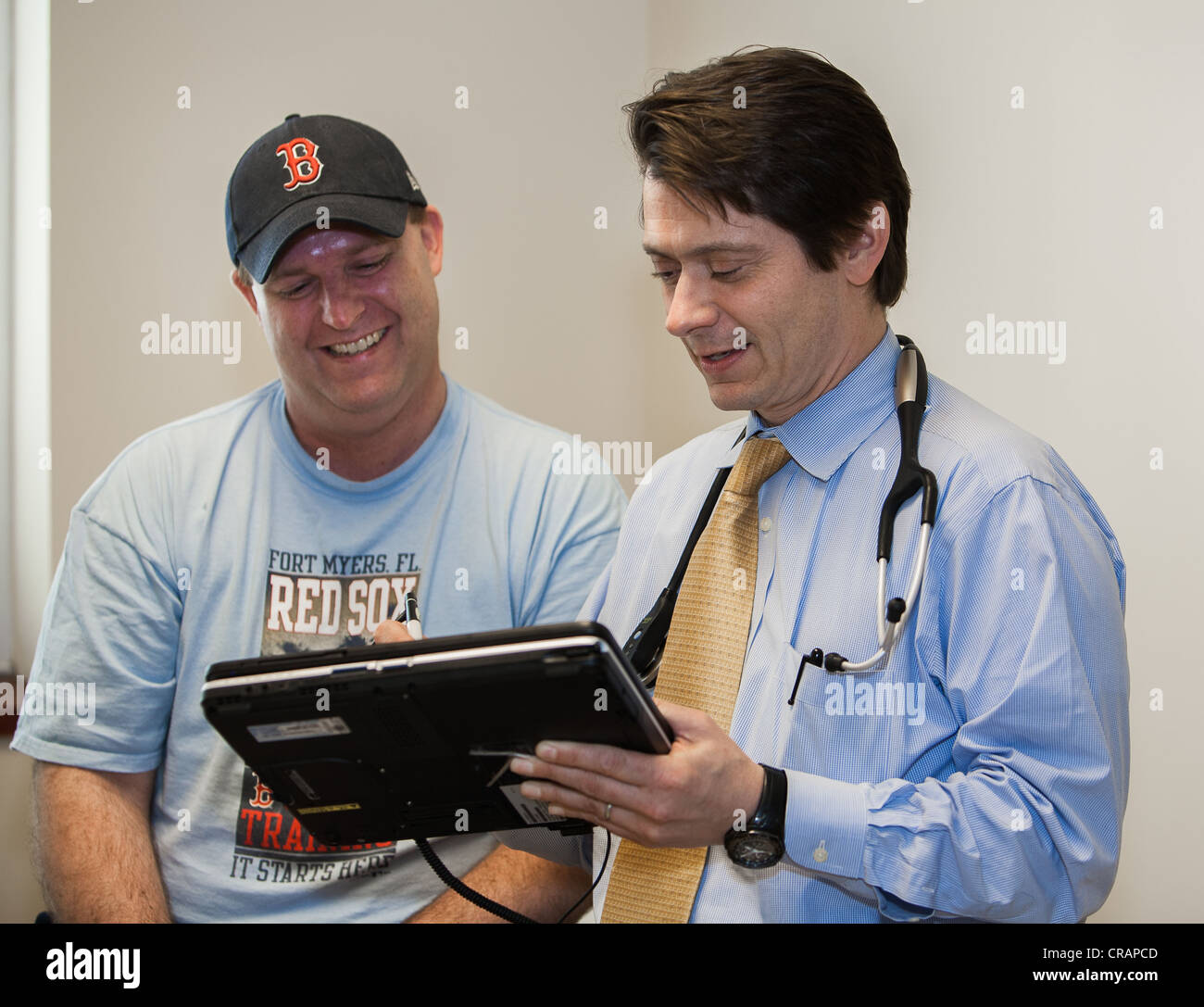 Colloqui medico al paziente utilizzando la nuova tecnologia della salute. Foto Stock