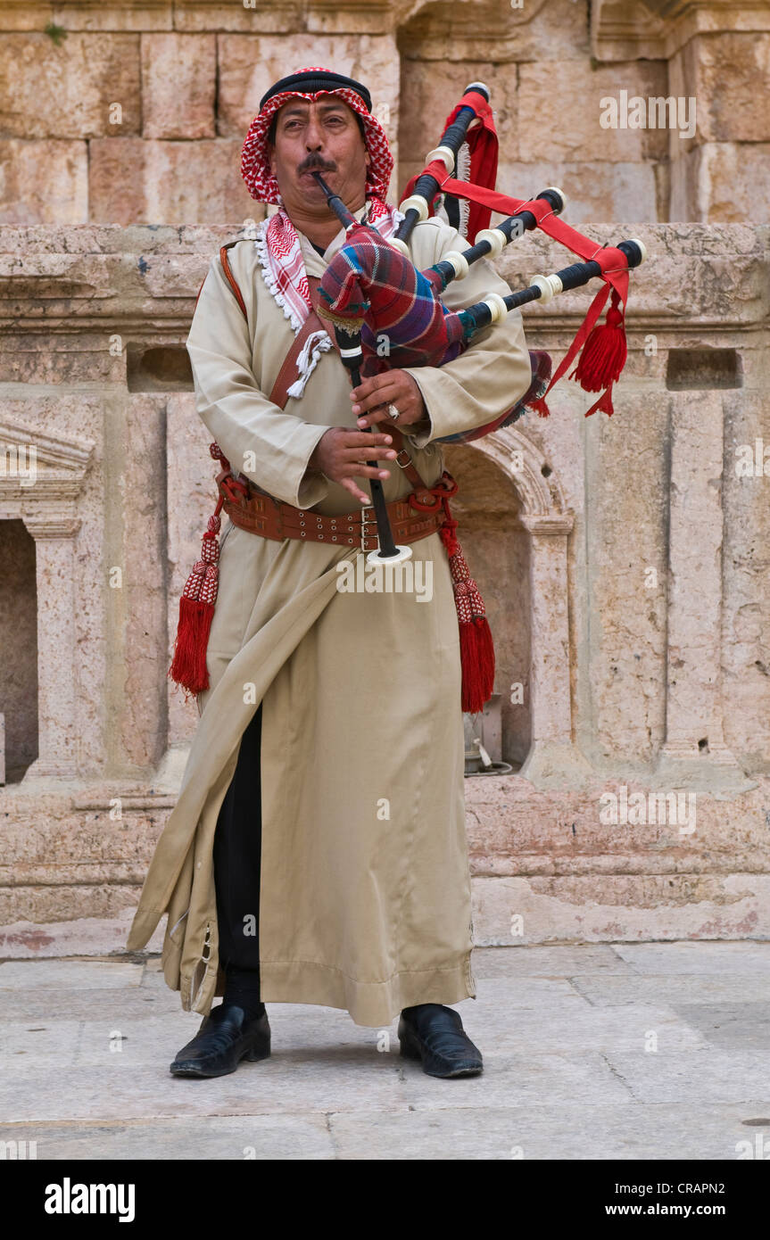 Uomo locale con la cornamusa, Gerasa, Jerash, Giordania, Medio Oriente Foto Stock