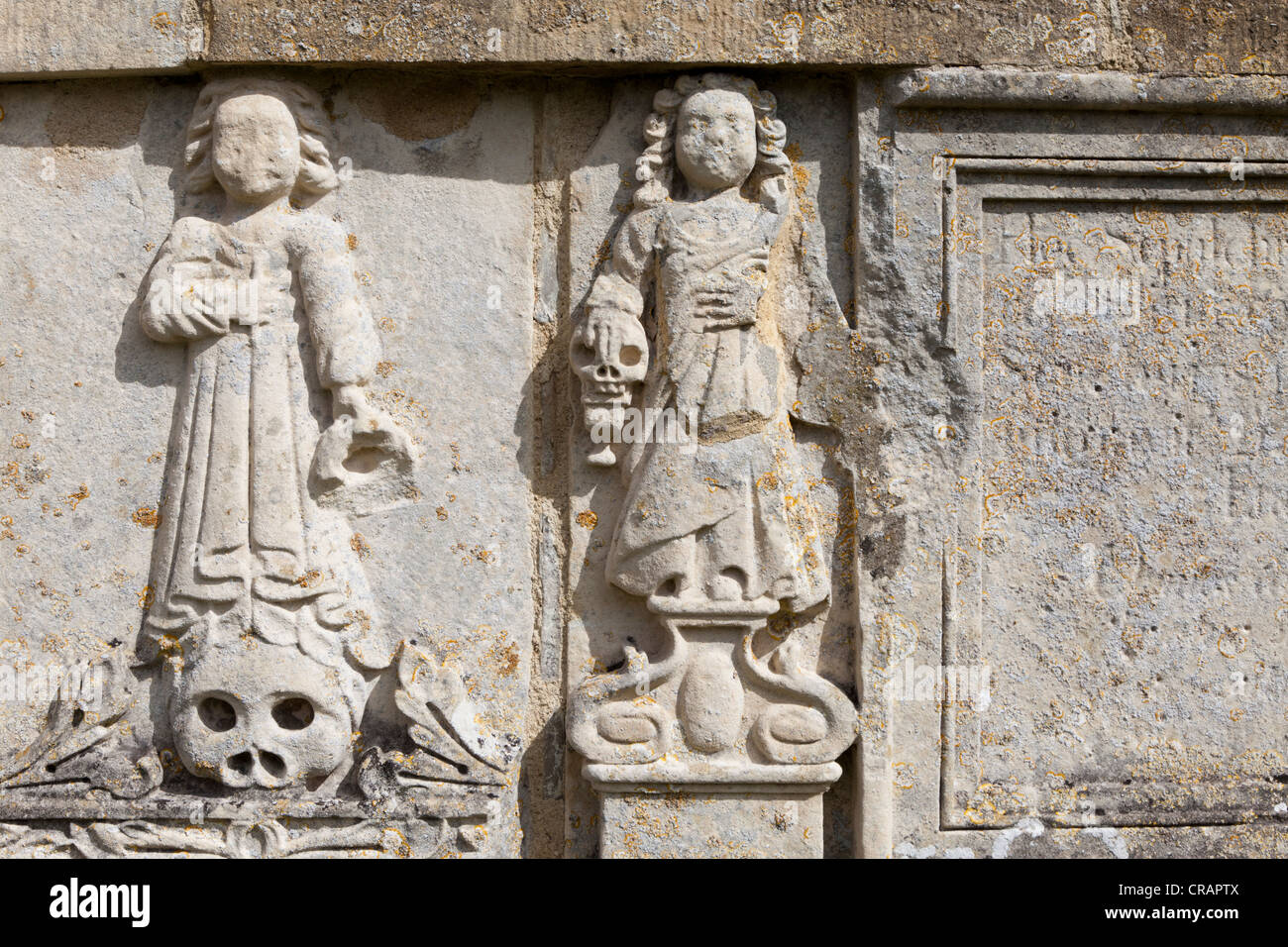 Scolpiti memorial sculture con teschi su St Bartholemews chiesa sulla sommità del colle scelto, Churchdown, Gloucestershire Foto Stock