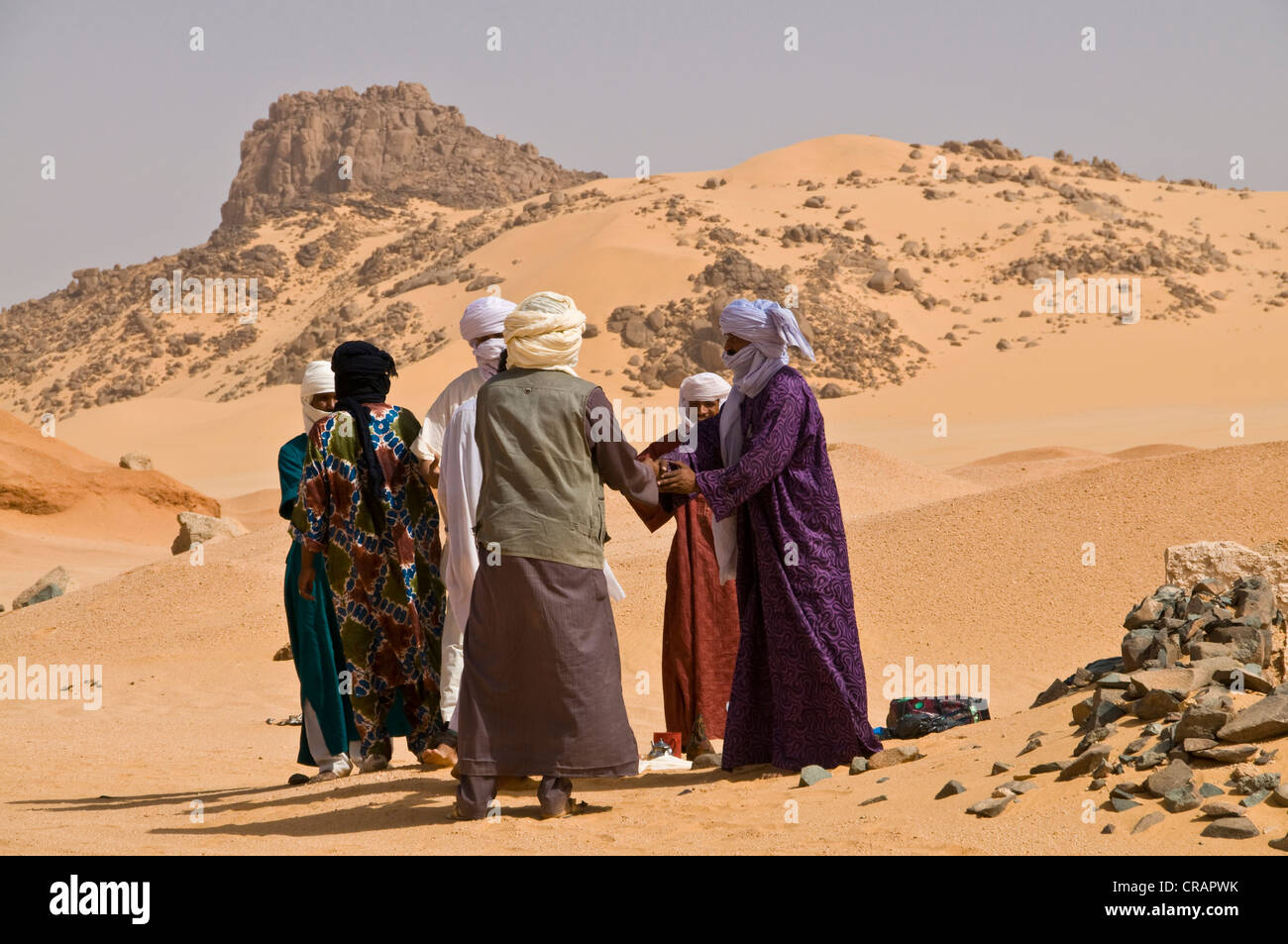 Tuaregs nativo di parlare nel deserto, Tikoubaouine, Algeria, Africa Foto Stock