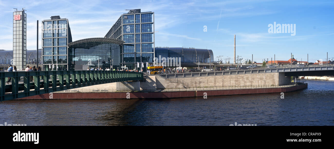 Berlin Hauptbahnhof, la stazione centrale, il ponte pedonale, Berlino, Germania, Europa Foto Stock