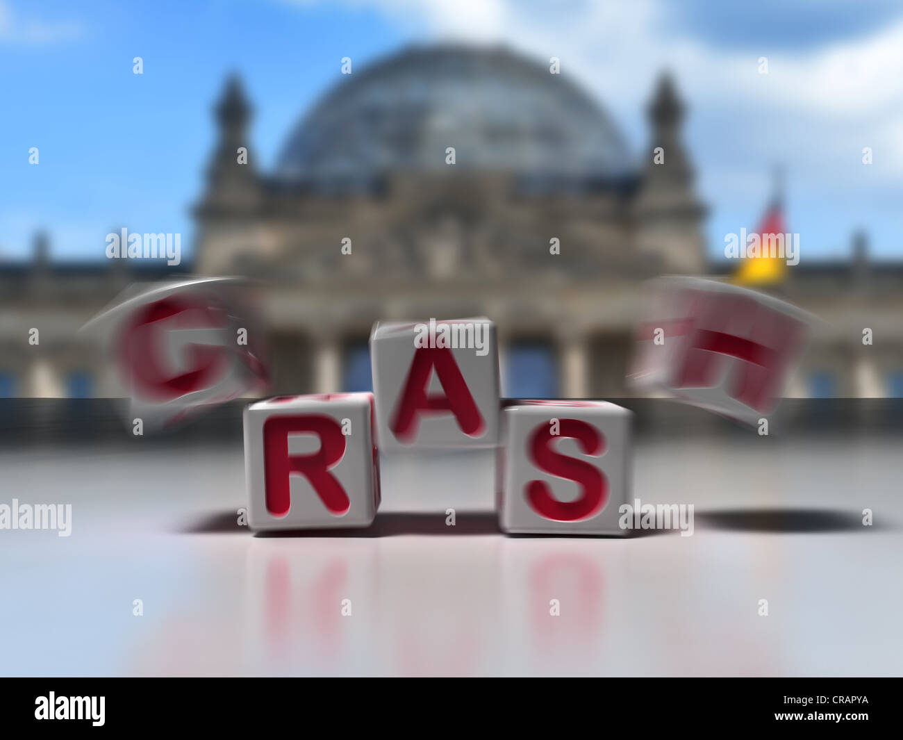 Cinque dadi in movimento, formanti la parola 'crash', offuscata reichstag sul retro, Berlino, Germania, Europa Foto Stock