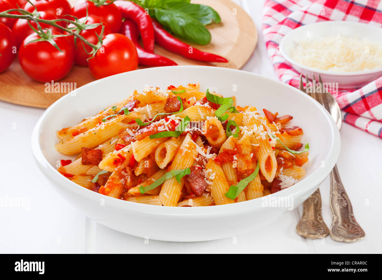 Pasta Arabbiata. o arrabbiati Pasta, così chiamati perché il chilles utilizzato nella salsa. Foto Stock