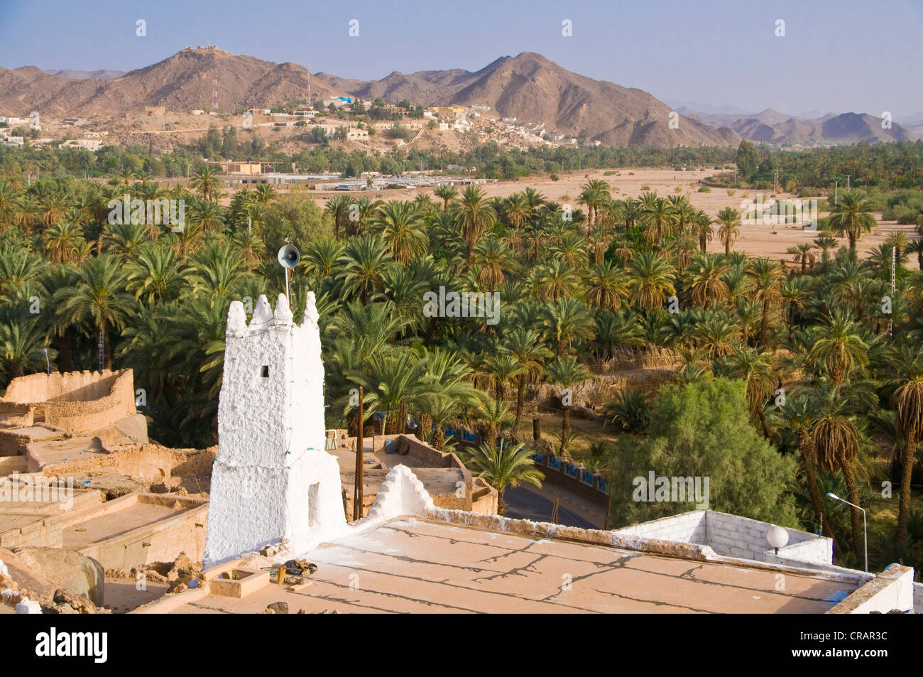 La moschea e le case in pietra nel villaggio di Djanet, Algeria, Africa Foto Stock