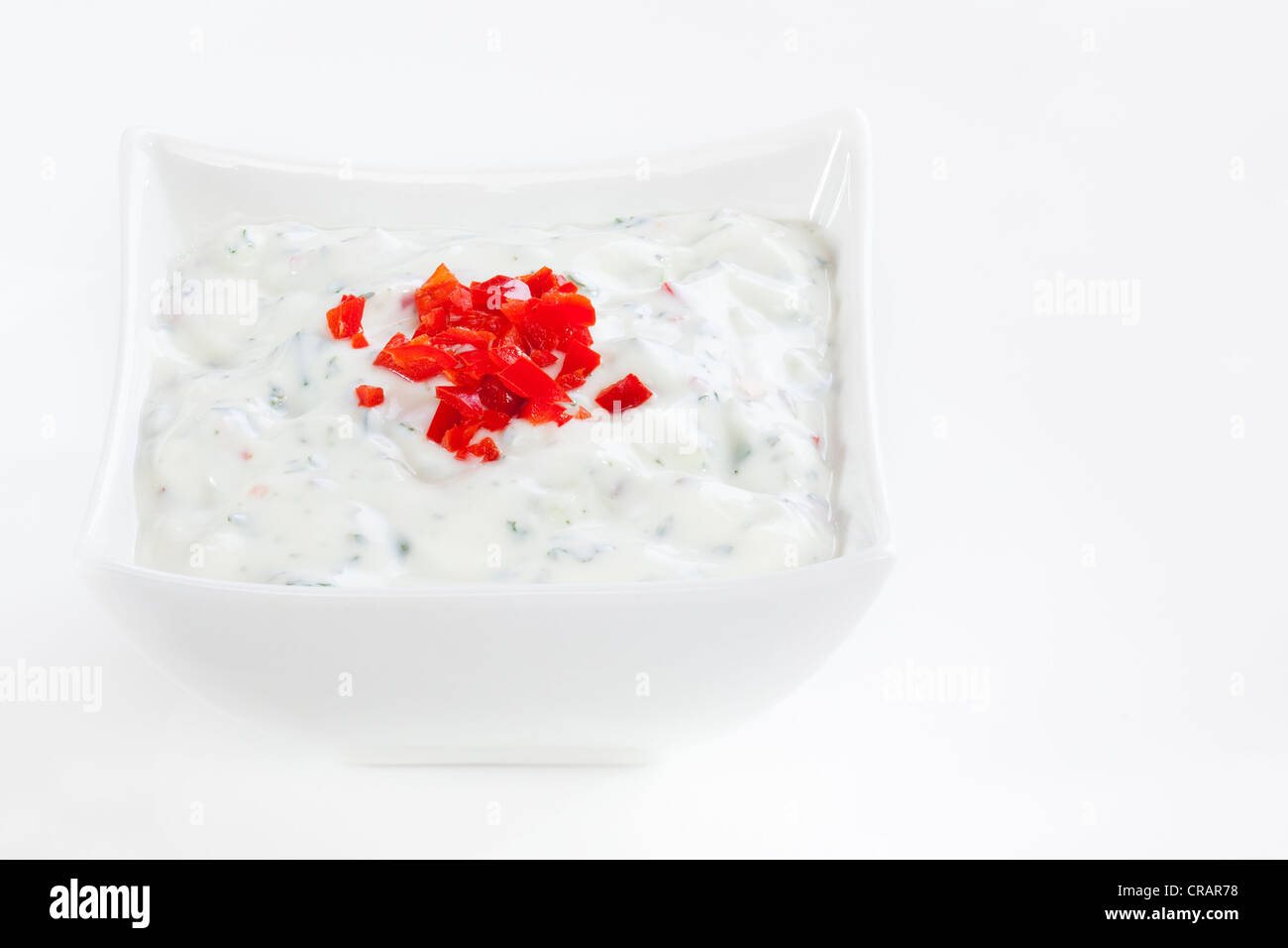 Popolari accompagnamento a piatti Indiani, raita di cetriolo e rabboccato con peperoncino. Foto Stock