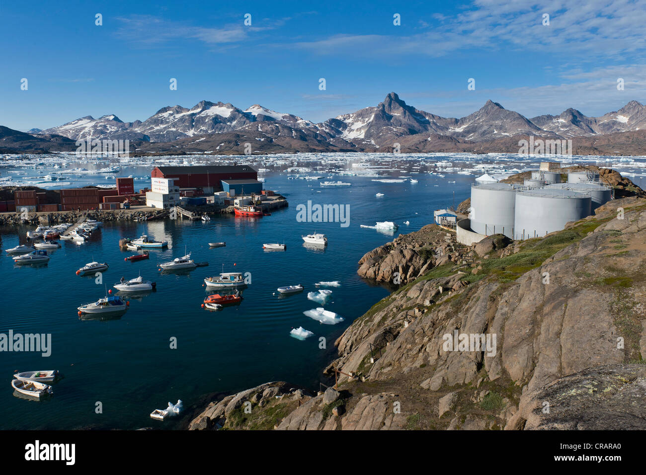 Porto con serbatoi di olio, Tasiilaq o Ammassalik, est della Groenlandia, Groenlandia Foto Stock