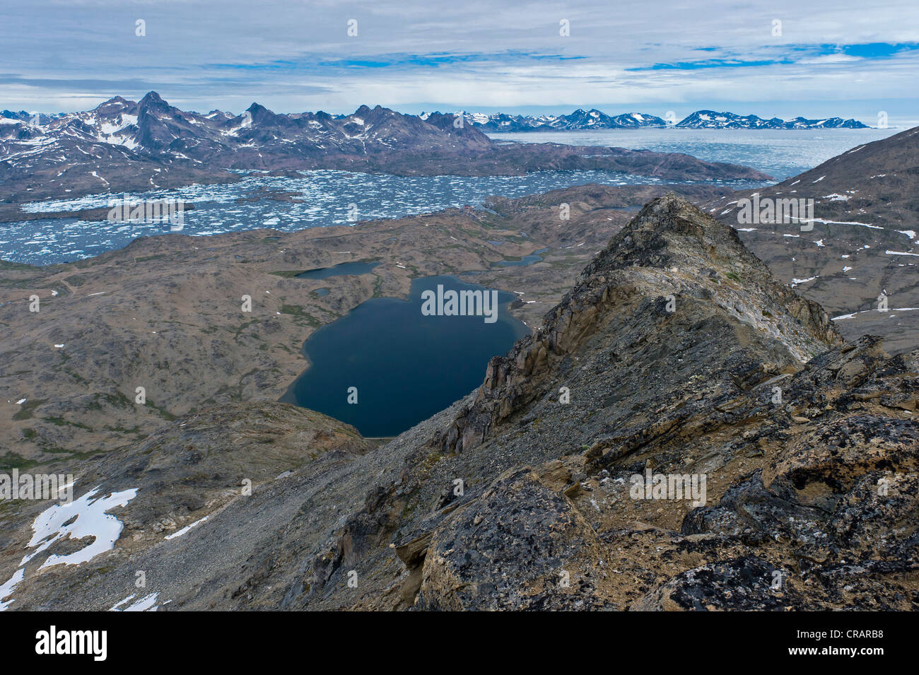 Vista verso Tasiilaq forma montagna locale di Tasiilaq o Ammassalik, est della Groenlandia, Groenlandia Foto Stock