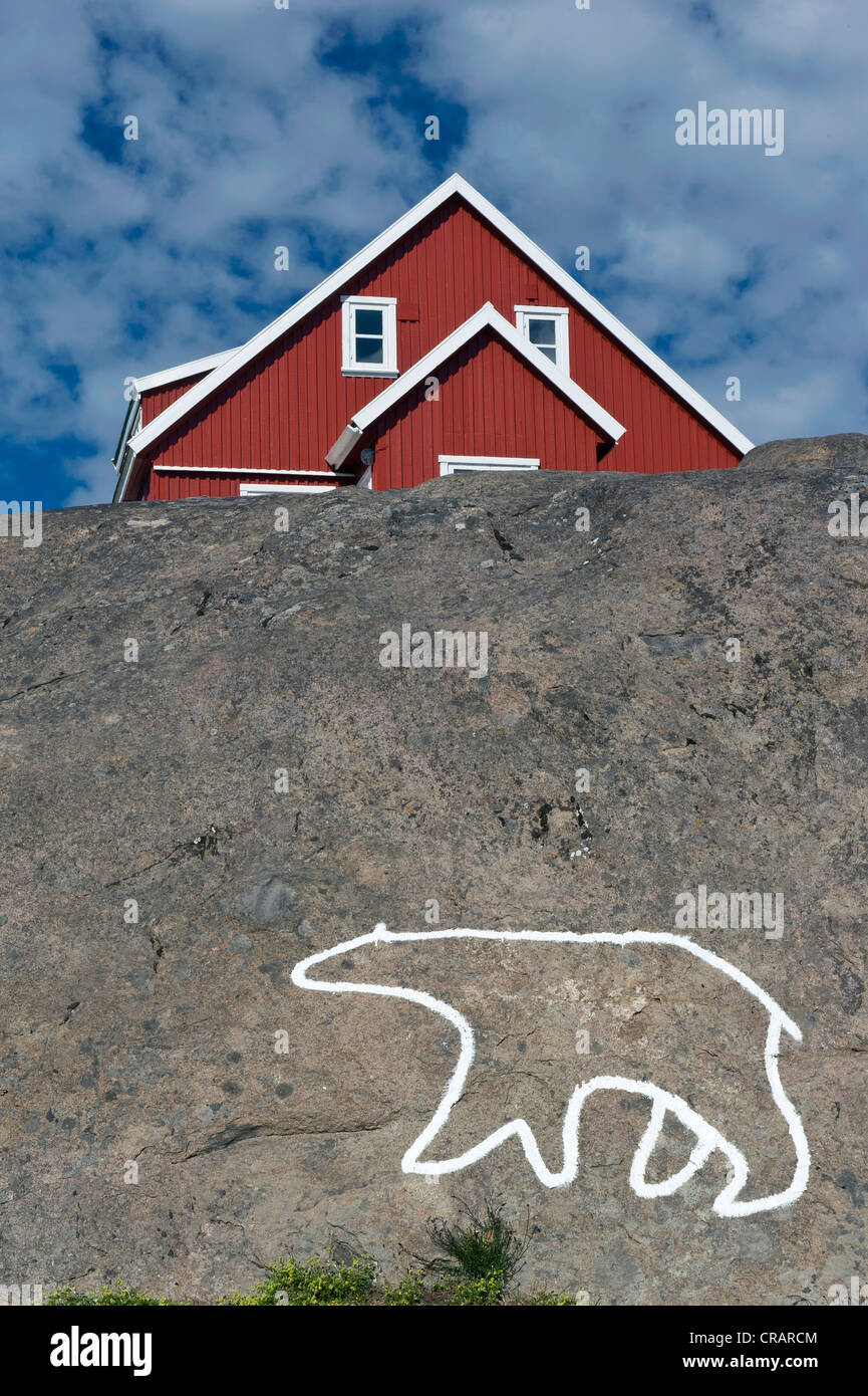 Casa Rossa e la sagoma di un orso polare, Nanook, Tasiilaq, noto anche come Ammassalik, est della Groenlandia, Groenlandia Foto Stock