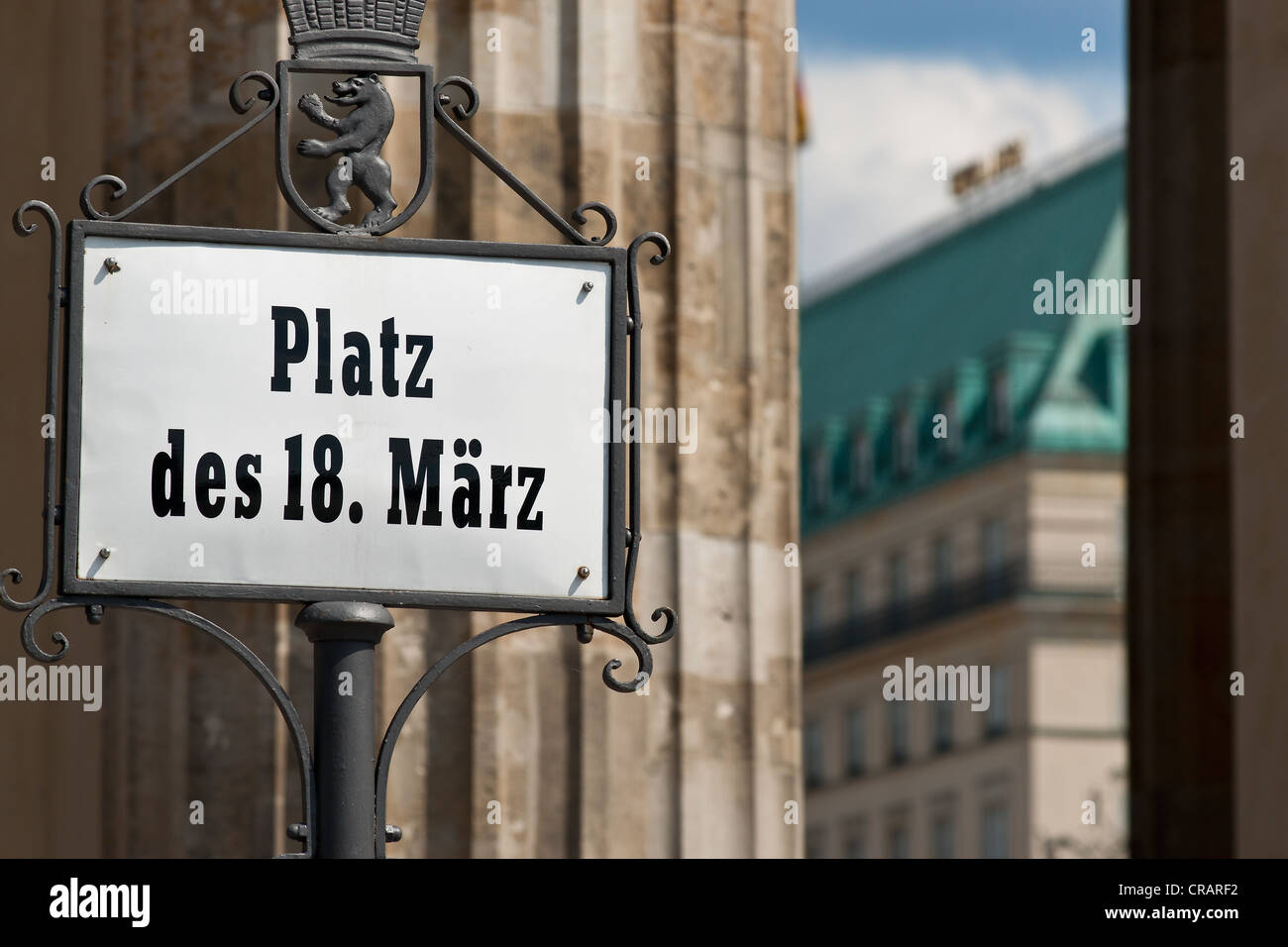 Platz des 18 maerz, xviii marzo piazza, strada segno davanti alla porta di Brandeburgo, hotel Adlon sul retro, Berlino Foto Stock