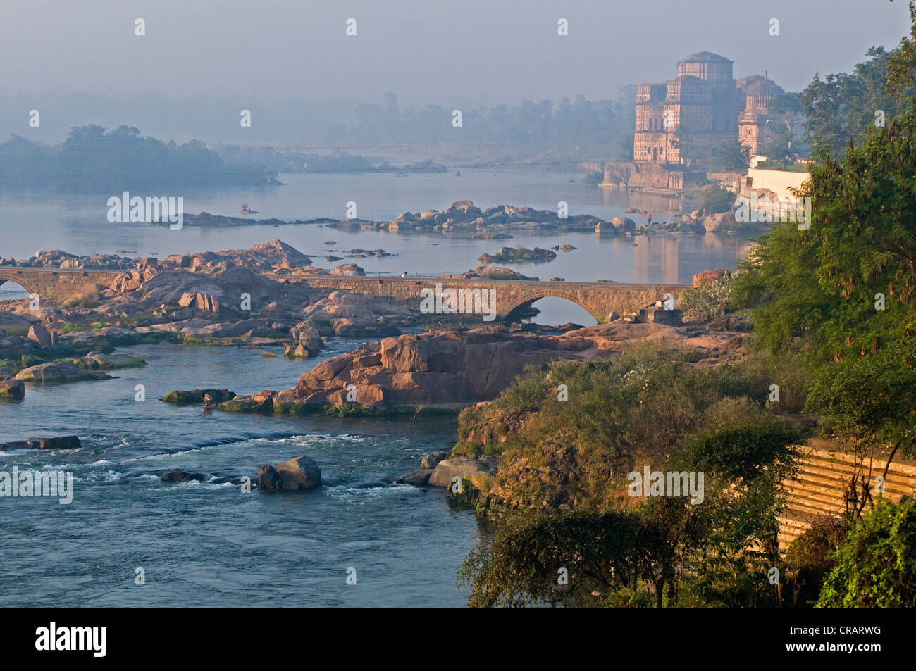 Il paesaggio sul fiume Betwa, ponte che attraversa il fiume Betwa, Orchha, Madhya Pradesh, India del nord, India, Asia Foto Stock