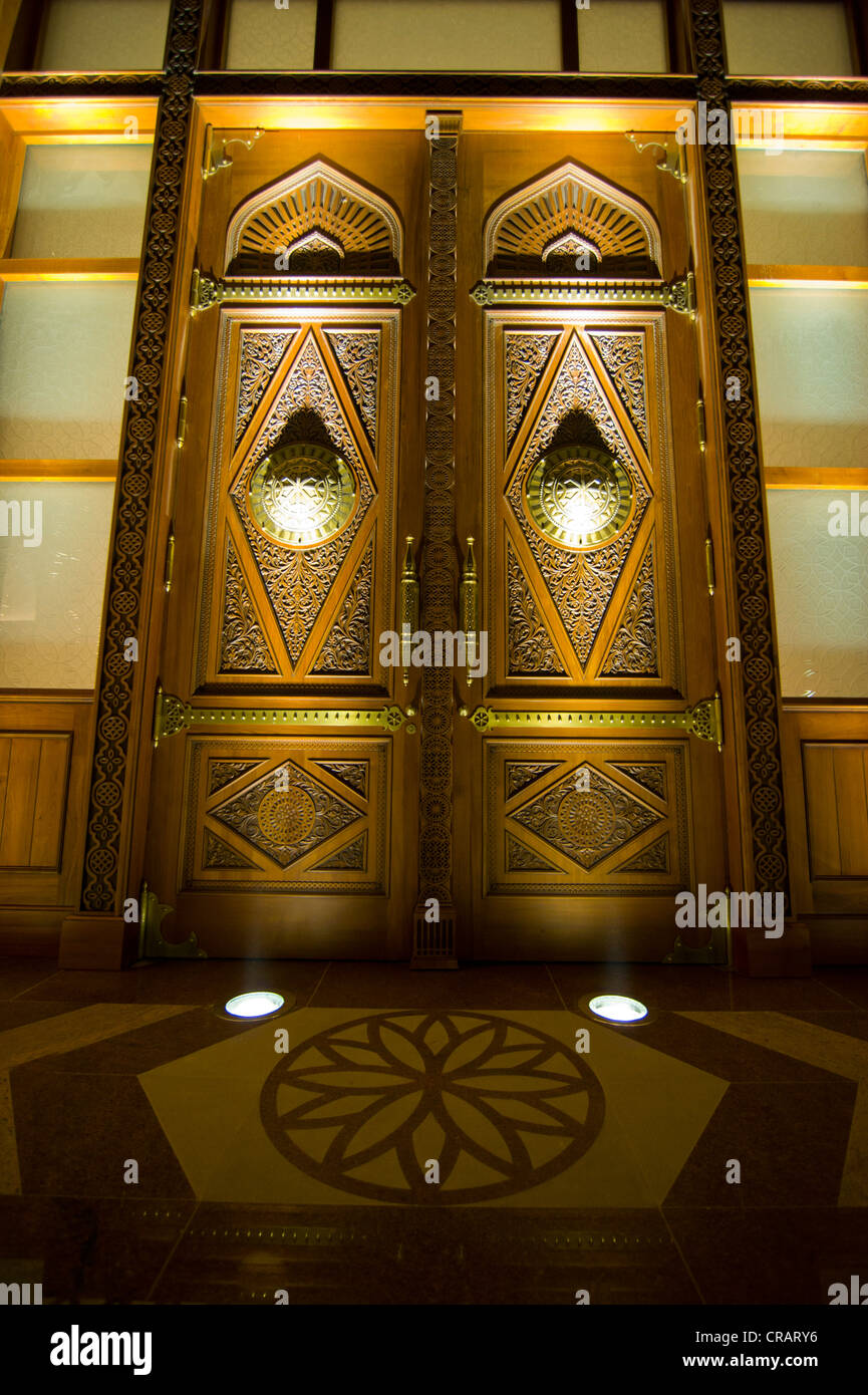 Porta di ingresso della moschea di Stato a Doha, in Qatar, la Penisola Arabica, Medio Oriente Foto Stock