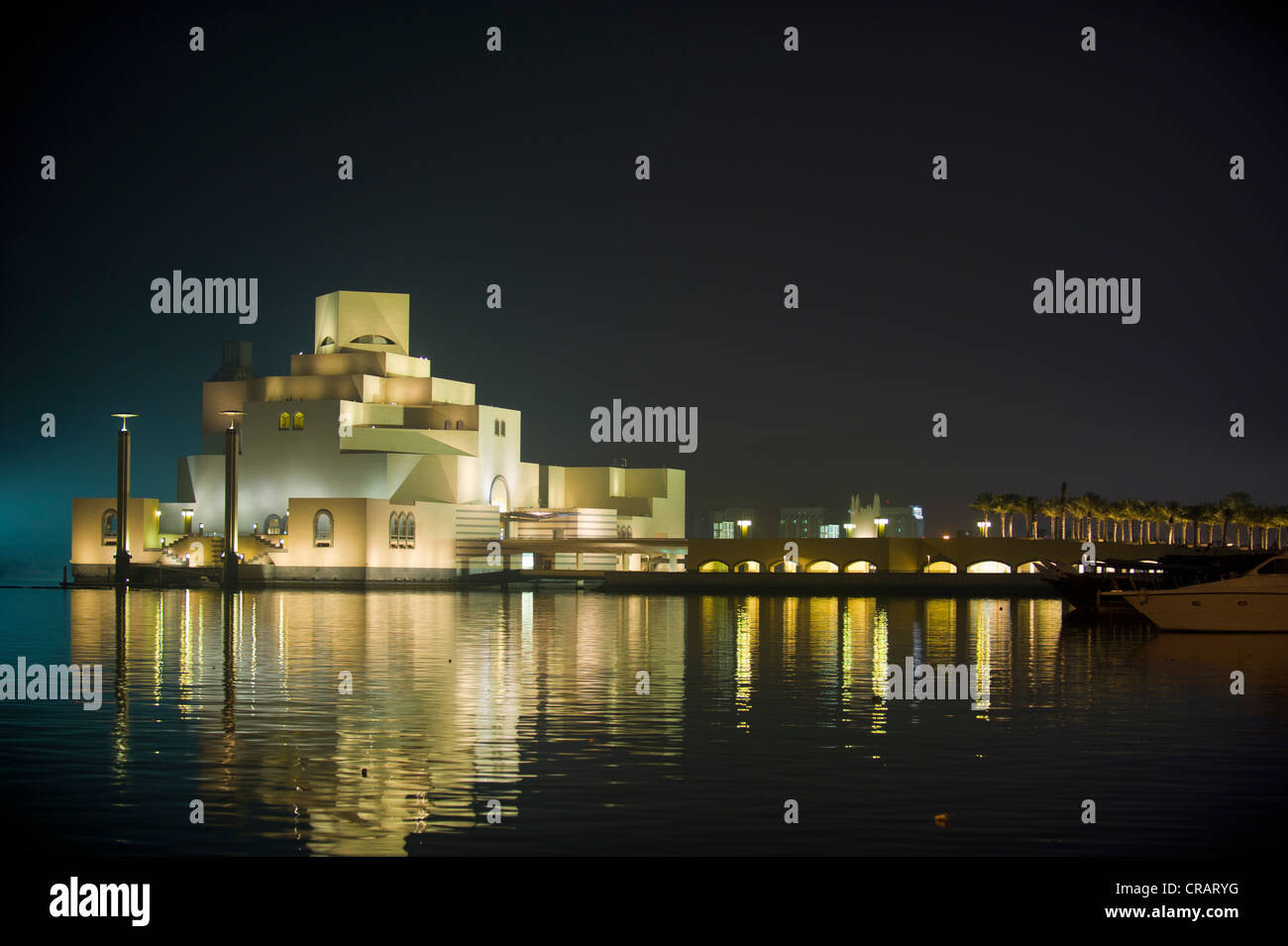 Il Museo di Arte Islamica, Corniche, Doha Bay, Doha, Qatar, Penisola Arabica, Medio Oriente Foto Stock