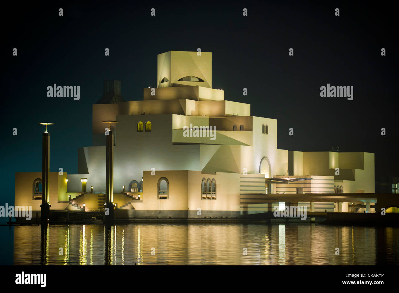 Il Museo di Arte Islamica, Corniche, Doha Bay, Doha, Qatar, Penisola Arabica, Medio Oriente Foto Stock