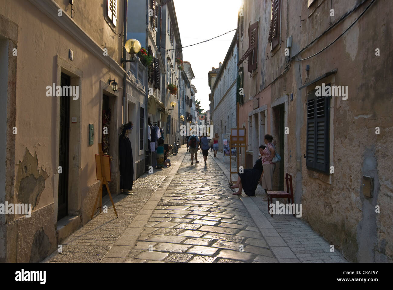 Vicolo del quartiere storico di Parenzo in Istria, Croazia, Europa Foto Stock