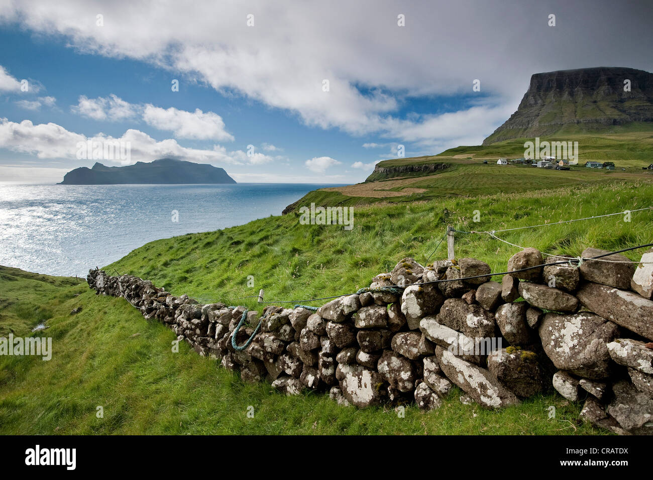 Vista verso l'isola di Mykines, Gásadalur, Vágar, Isole Faerøer, Atlantico del Nord Foto Stock