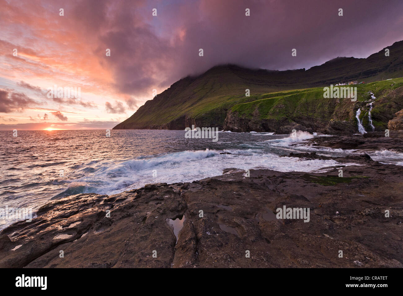 Costa, tramonto, Viðareiði, Viðoy, Isole Faerøer, Atlantico del Nord Foto Stock
