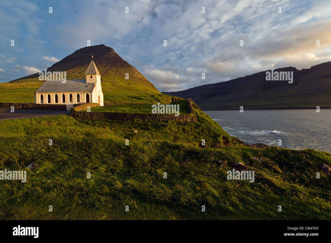 La chiesa, Viðareiði, Viðoy, Isole Faerøer, Atlantico del Nord Foto Stock