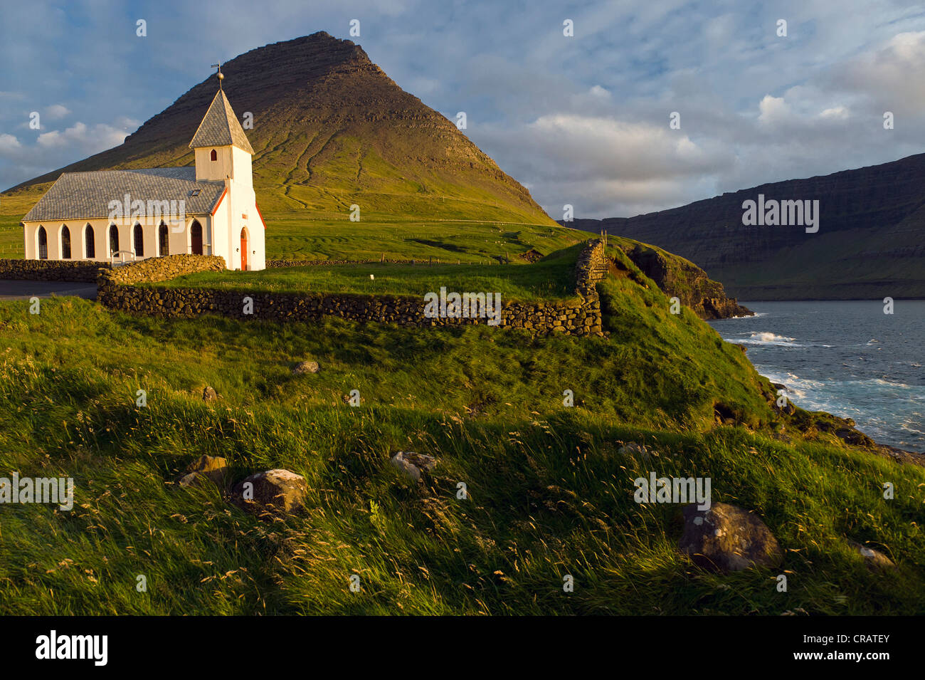 La chiesa, Viðareiði, Viðoy, Isole Faerøer, Atlantico del Nord Foto Stock