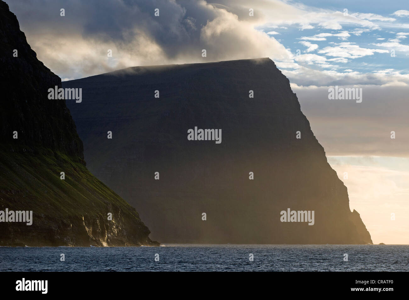 Vista verso Borðoy e Kunoy da Viðareiði, Viðoy, Isole Faerøer, Atlantico del Nord Foto Stock
