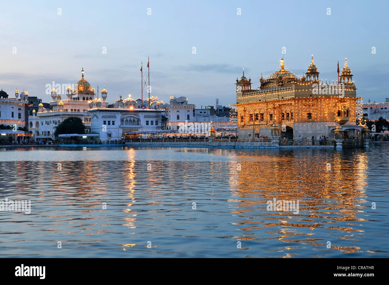 La religione sikh santuario Harmandir Sahib o Tempio d'oro nell'Amrit Sagar, lago di nettare, Amritsar Punjab, Nord India, India, Asia Foto Stock