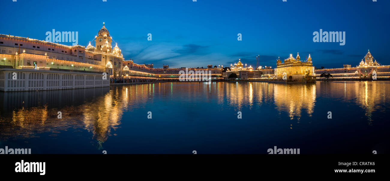 La religione sikh santuario Harmandir Sahib o Tempio d'oro nell'Amrit Sagar o lago di nettare, Amritsar Punjab, Nord India, India, Asia Foto Stock