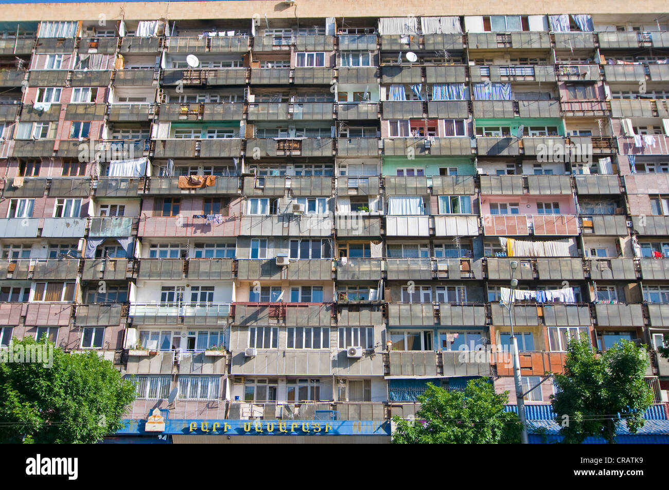 Facciata di un blocco di appartamenti con balconi, Yerevan, Armenia, Medio Oriente Foto Stock