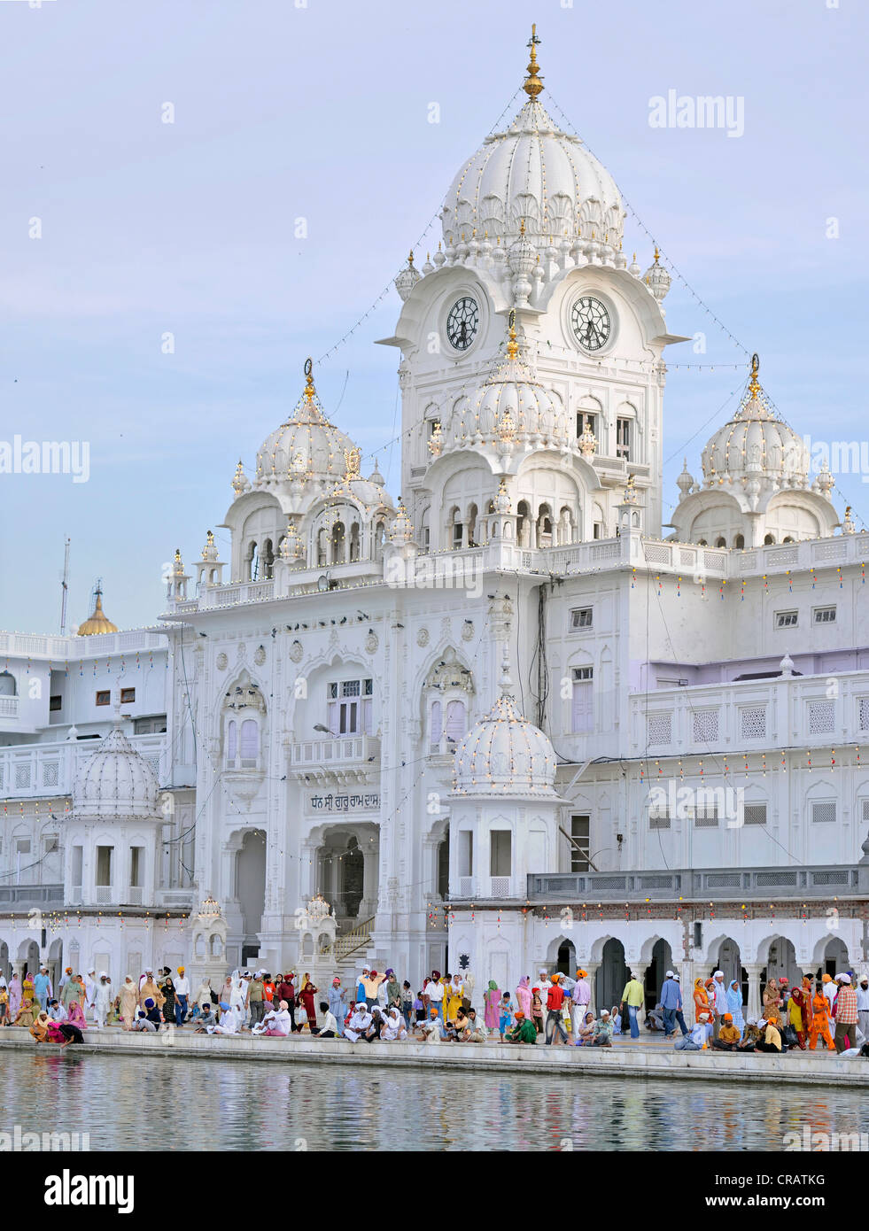 Harmandir Sahib o Tempio d'oro nell'Amrit Sagar o lago di nettare, Amritsar Punjab, Nord India, India, Asia Foto Stock